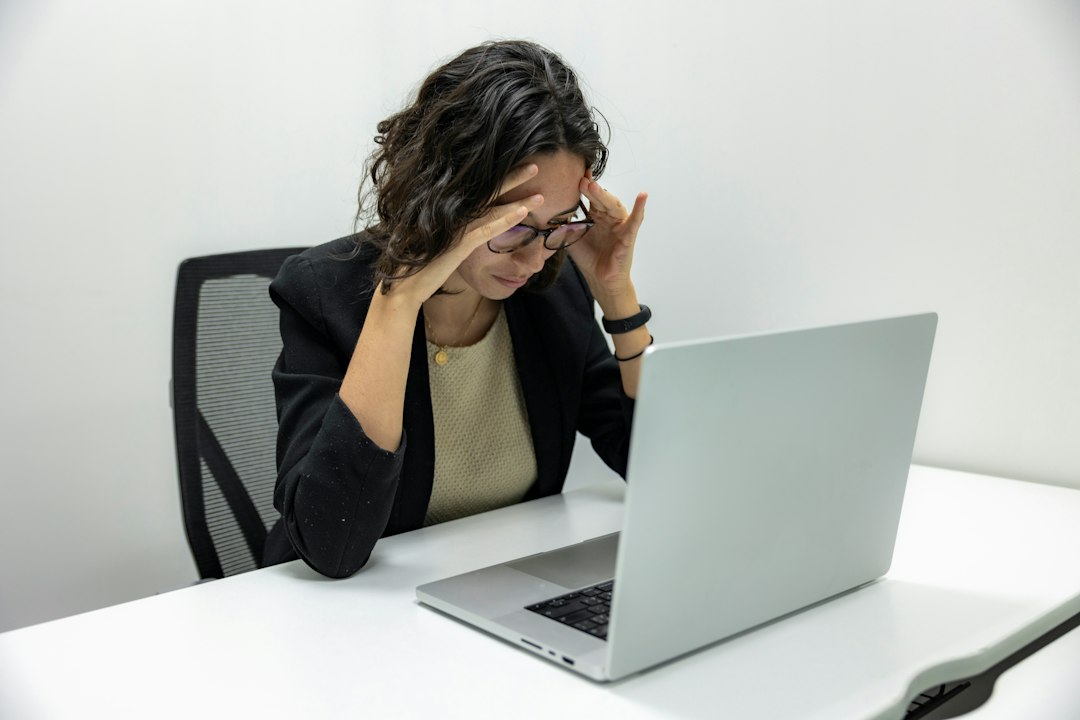 Blue Light and Digital Eye Strain: Natural Foods and Habits That Support Eye Health